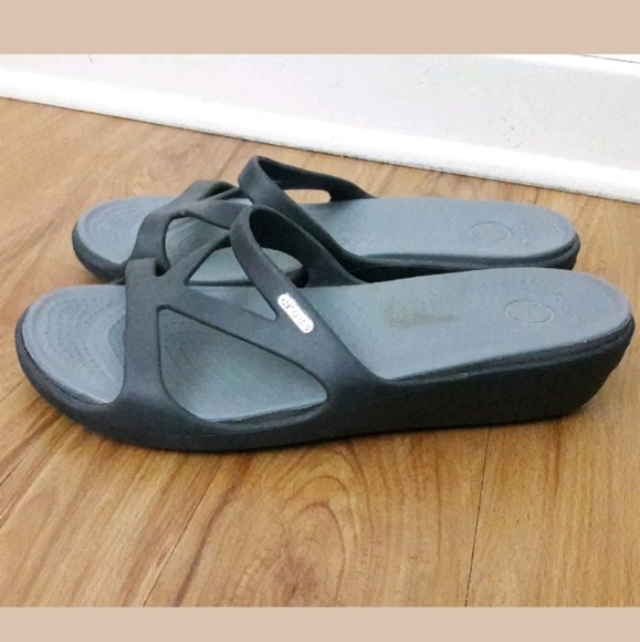 Crocs Women's Black/Gray Wedge Heel Sandals - Picture 5 of 7